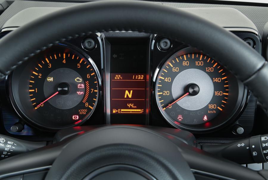 Панель приборов Suzuki Jimny AllGrip 2018 года  (ZA) (фото 9 из 24)